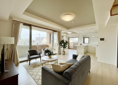 【居間・リビング】 | ルネフェリアス堺鳳 | 【家具配置イメージ画像】ラグやソファで雰囲気を変えたりいろんなアレンジが楽しめます！