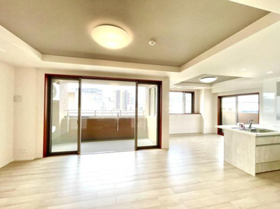 【居間・リビング】 | ルネフェリアス堺鳳 | 家族の一体感を感じられる広々スペース！家族と過ごす時間を大切にする方にぴったりのゆとりの住空間です♪