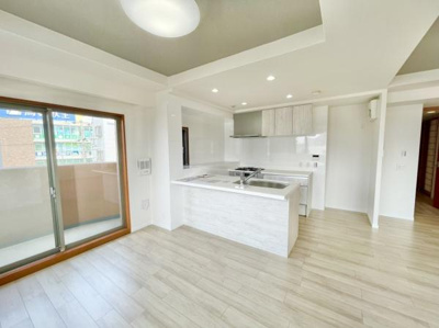 【居間・リビング】 | ルネフェリアス堺鳳 | オープンでのびやかな空間を生み出す、こだわりの広がりとゆとり。家族と過ごす時間を大切にしたい方にぴったりの明るくゆとりある住空間です。