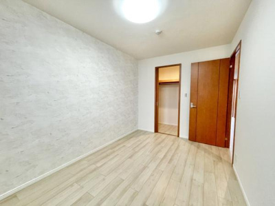 【洋室】 | ルネフェリアス堺鳳 | 全居室にはクローゼットを完備！普段使いのお洋服や小物はもちろん、季節物のお洋服などもしっかりと整理整頓おしまい頂けます。居室空間をより広く隅々までお使いいただけますね♪