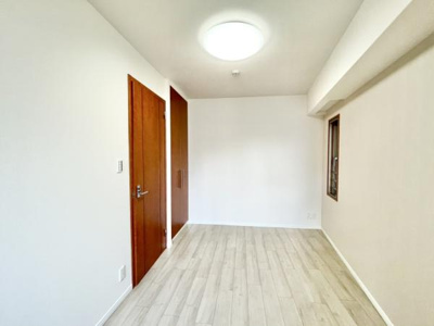 【洋室】 | ルネフェリアス堺鳳 | 充分な広さと収納機能を備えた部屋はお子様の自発性と成長を促します。お子様の成長を支える、勉強や好きなことに没頭する学びの空間にどうぞ。