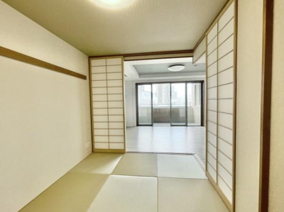 【和室】 | ルネフェリアス堺鳳 | LDKと隣接した6畳の和室。
お子様の遊び部屋・お昼寝スペースとして使うのもオススメです♪