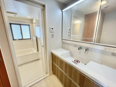 【独立洗面台】 | ルネフェリアス堺鳳 | ゆとりの洗面スペースで朝の身支度も快適スムーズに。髪のセットやお化粧もストレスなくこなせ、朝から気分良く通勤通学に向かえそうですね！たっぷりと収納スペースを標準装備！