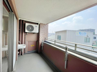 【バルコニー】 | ルネフェリアス堺鳳 | 開放的なバルコニーは見晴らしもよく、太陽の温かな温もりをめいっぱい受け止めてくれます。太陽の光と爽やかな風を受けたお洗濯物はあっという間に乾き、取りこむ時には太陽の匂いを感じられそうですね。
