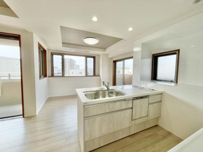 【キッチン】 | ルネフェリアス堺鳳 | ご家族みんなで調理ができる位のスペースを実現したキッチン空間となっております。みんなで作った料理を召し上がりながらの会話は至福のひとときになるはずです♪