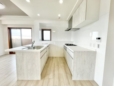 【キッチン】 | ルネフェリアス堺鳳 | ☆カウンターキッチンでお部屋全体を見渡しながらお料理できます♪家族での会話も増えそうですね♪☆