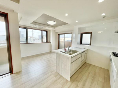 【キッチン】 | ルネフェリアス堺鳳 | 見せるキッチン。ダイニングとの空間のつながりが、スペースのゆとりを生み出します♪