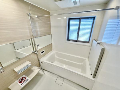 【浴室】 | ルネフェリアス堺鳳 | 限られた空間を広く見せるワイドミラーを採用したバスルーム。アクセントパネルで落ち着きのある雰囲気を演出♪毎日の疲れを癒やすバスタイムを。浴室換気付きで浴室内干しも可能！