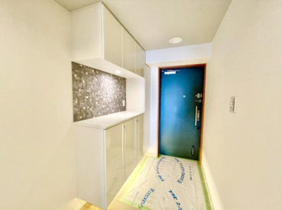 【玄関】 | ルネフェリアス堺鳳 | シンプル且つモダンなエントランス＆ホール。ゆとりを感じさせる上質で明るい空間が住まう人や訪れる人を心地よく迎え入れてくれます。