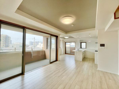 【居間・リビング】 | ルネフェリアス堺鳳 | ここにはみんなが集い、食事と楽しい会話が始まる。話に夢中になりすぎて、ついつい時を忘れてしまう。そんな束の間の幸せを感じさせてくれる場所。