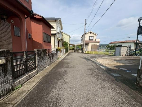 岩出市東坂本　中古戸建の前面道路含む現地写真