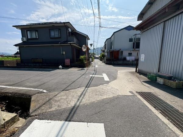 紀の川市藤崎　中古戸建の前面道路含む現地写真