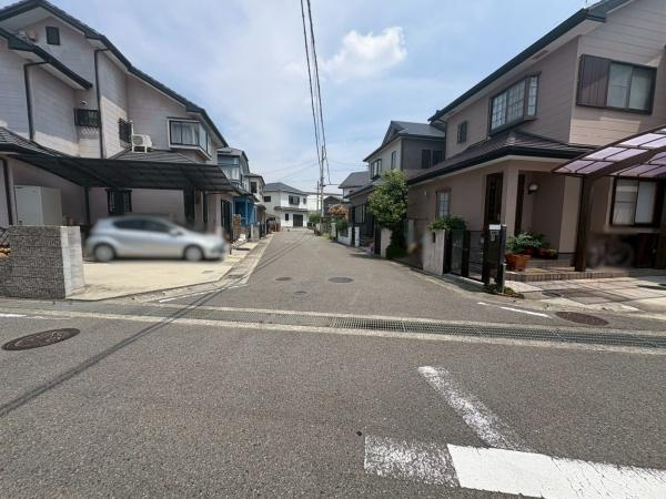 岩出市中黒　中古戸建の前面道路含む現地写真