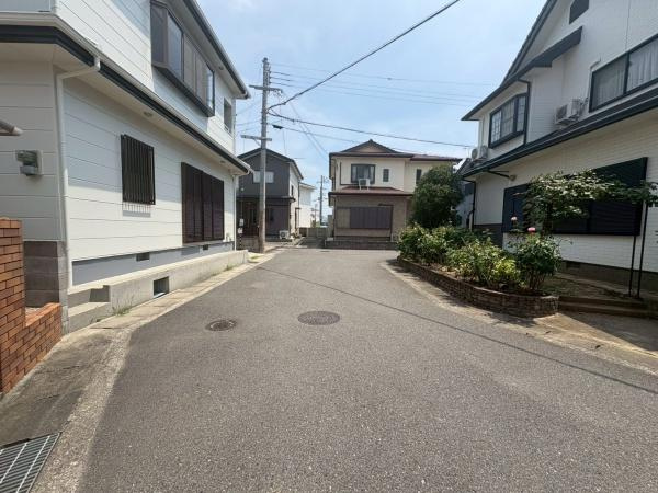 岩出市中黒　中古戸建の前面道路含む現地写真