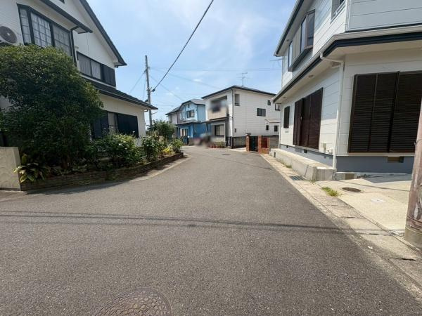 岩出市中黒　中古戸建の前面道路含む現地写真