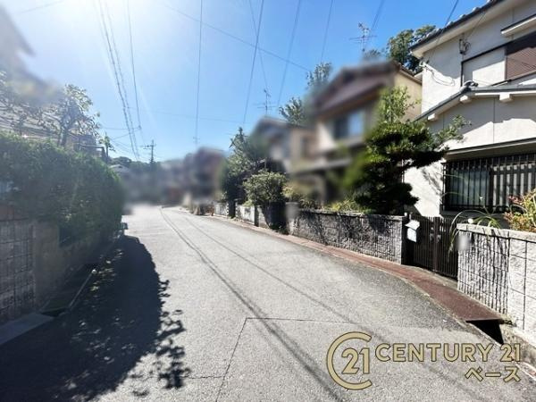 生駒市壱分町　一戸建の前面道路含む現地写真|広々とした前面道路でお車の運転もスムーズ！