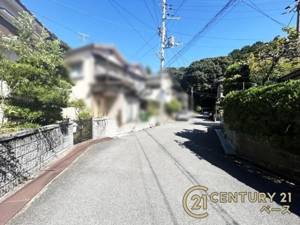生駒市壱分町　一戸建の前面道路含む現地写真|道路と高低差の少ないフラットな敷地です！