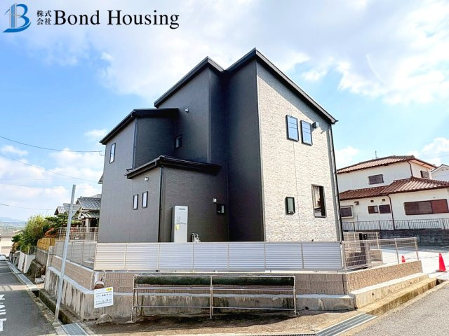 駐車スペース3台・WIC等収納豊富　桜が丘西町　全1棟の外観