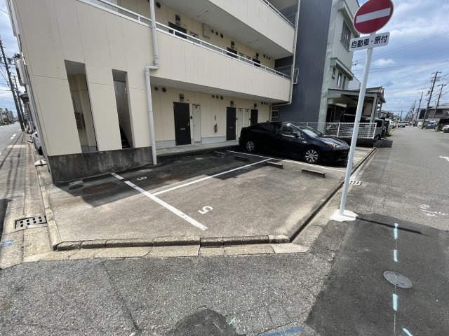 ヒロタハイツの駐車場