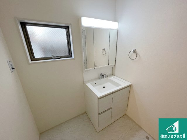 伊丹市南野　第4期　新築一戸建ての独立洗面台|清潔感のある洗面台です。フラットな鏡は掃除がしやすく毎日清潔！鏡裏には収納があるのでスッキリとした洗面台が保てます。