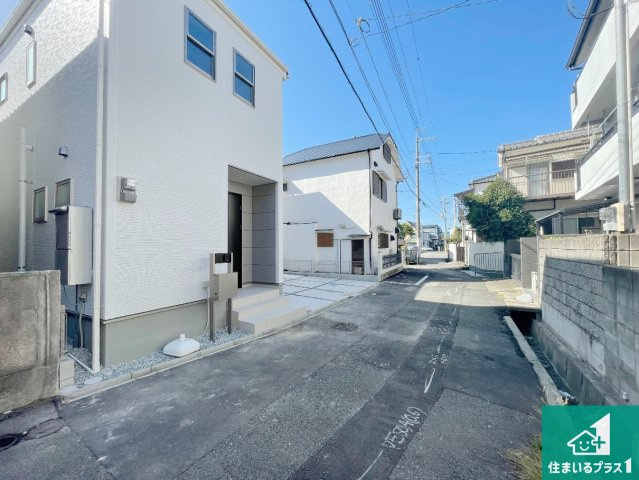 伊丹市南野　第4期　新築一戸建ての前面道路含む現地写真|周辺は閑静な住宅街！前面道路広々で車の出し入れも便利です。駐車が苦手な方でも安心して車庫入れできます！