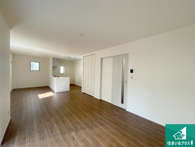 伊丹市南野　第4期　新築一戸建ての居間・リビング|日当たり良好の明るいリビングで朝の目覚めもスッキリできそう！対面キッチンでご家族のコミュニケーションも自然と増える設計！小さなお子様が遊ぶスペースを作っても広々とくつろげるLDK！