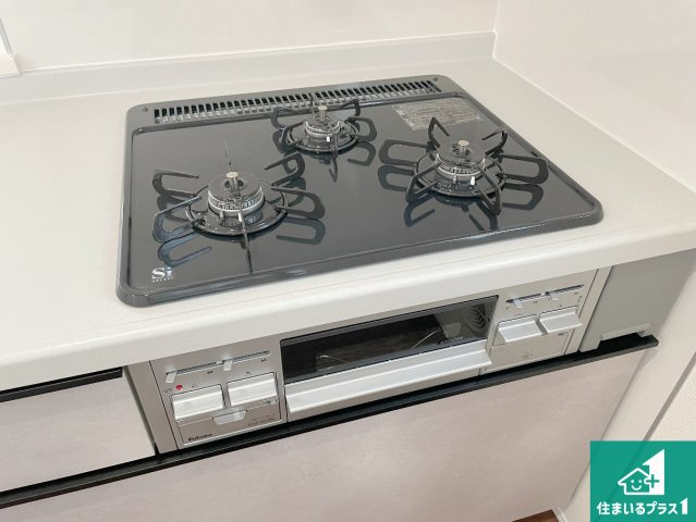 伊丹市南野　第4期　新築一戸建ての設備|ダブル高火力Ｓｉセンサー付きコンロ！３口あるので、まとめて料理をする時も大活躍！