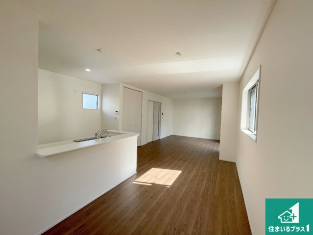 伊丹市南野　第4期　新築一戸建ての居間・リビング|日当たり良好の明るいリビングで朝の目覚めもスッキリできそう！対面キッチンでご家族のコミュニケーションも自然と増える設計！小さなお子様が遊ぶスペースを作っても広々とくつろげるLDK！