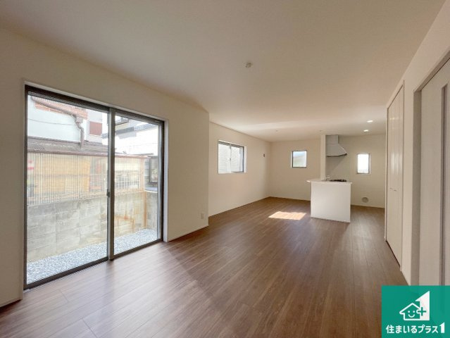 伊丹市南野　第4期　新築一戸建ての居間・リビング|シンプルなリビングは、観葉植物等のインテリアを楽しめますね！パパ好みにも、ママ好みにも家具次第で雰囲気を変えることができます！