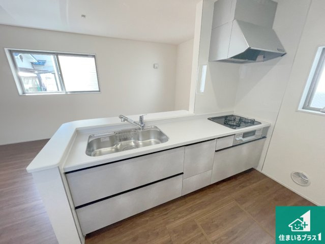 伊丹市南野　第4期　新築一戸建てのキッチン|リビングと統一感があり、使い勝手のいいキッチン。広々としているので、二人並んで作業が出来ちゃいます。お子様と一緒に色々なお料理に挑戦できるスペースがあります。