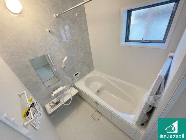 伊丹市南野　第4期　新築一戸建ての浴室|足をゆったり伸ばして寛げる浴槽です。窓が設けられていますので差し込む光が明るく穏やかな雰囲気にしてくれます♪浴室乾燥機も設置しているので、雨の日の洗濯物も安心です♪