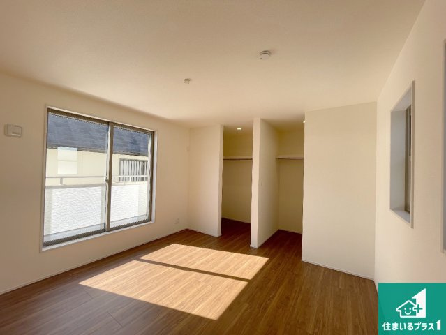 伊丹市南野　第4期　新築一戸建ての洋室|寝室は心地よい眠りについてもらいたくて、シンプルかつ開放的な空間な設計にしています！大きな窓から差し込む日が心地いいです♪