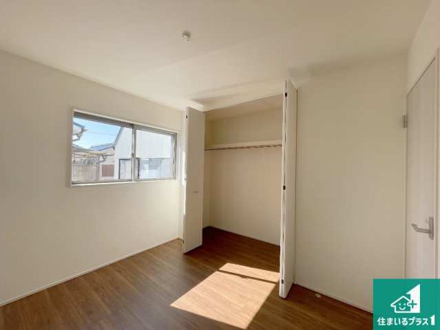 伊丹市南野　第4期　新築一戸建ての洋室|収納スペースが充実しているので子供の成長に合わせてたくさん収納ができます！家族構成に合わせた様々な活用ができる収納！