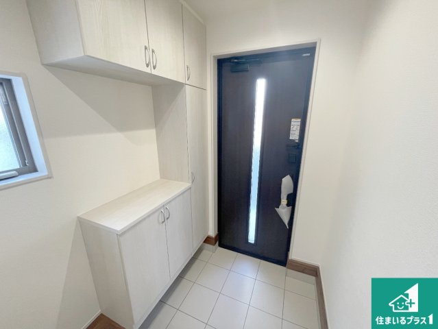 伊丹市南野　第4期　新築一戸建ての玄関|シューズボックスにはたくさんの靴が収納できるので玄関周りはいつもスッキリ！ご家族が増えても安心！