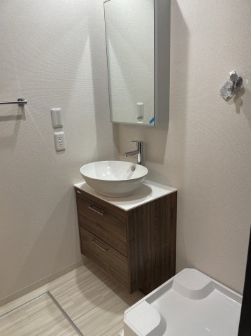 フジパレス高石Ⅰ番館の独立洗面台|朝の支度にも助かる、独立の洗髪洗面化粧台