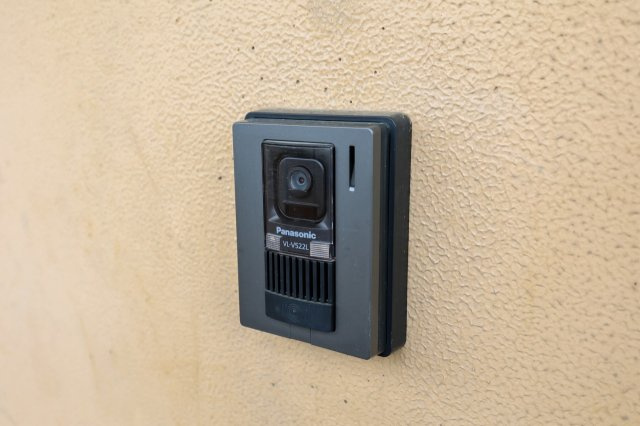 ラ・セゾン城北のセキュリティ|玄関ドアホン（同間取りの105号室のお写真です）