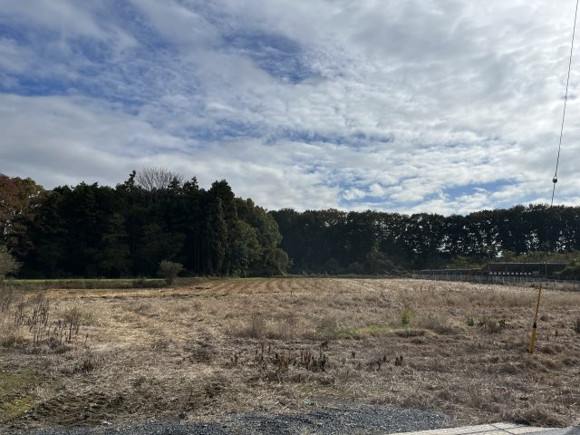 小山市北飯田の外観|手前から雑種地、畑、一部山林です。