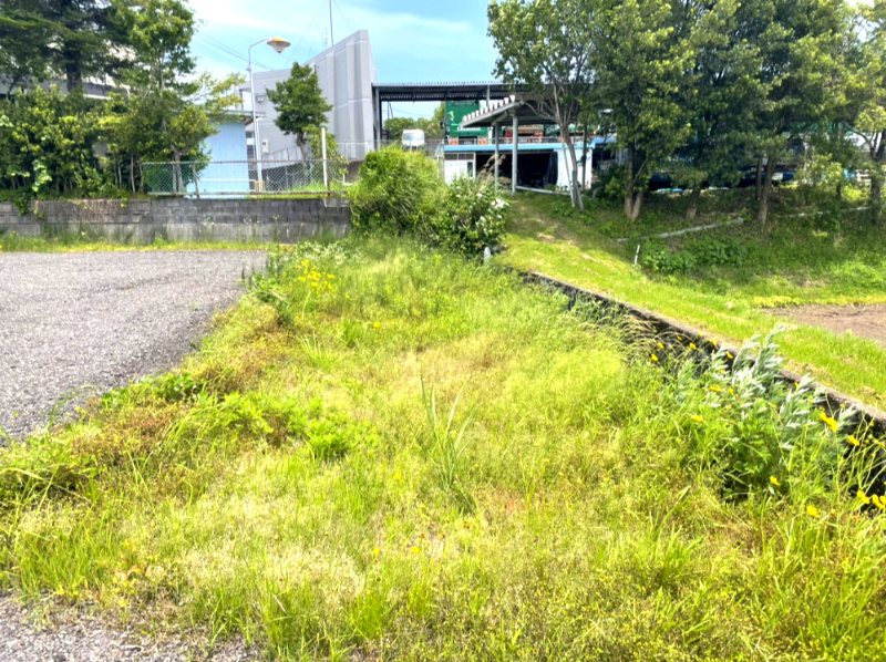 伊佐市大口里土地の外観|土地の南東側角の様子です(2025年7月撮影)