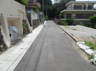 【前面道路含む現地写真】 | 川西市平野1丁目　A号地　建築条件無土地