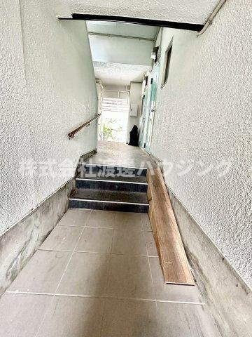 フレスマンション江坂のエントランス