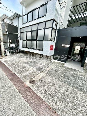 フレスマンション江坂の駐車場