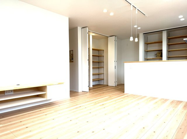 中央区関屋田町3丁目　2号棟　新築戸建の居間・リビング|同施工会社様の完成物件です