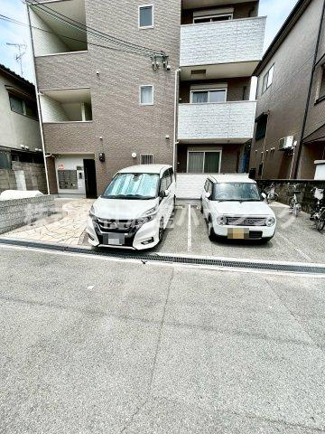 ラージヒル服部天神の駐車場