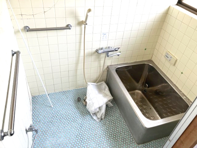 日高町鶴岡　中古戸建　7DKの浴室