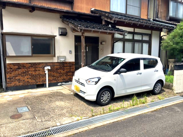 日高町鶴岡　中古戸建　7DKの駐車場