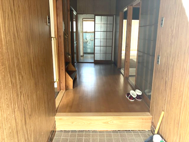 日高町鶴岡　中古戸建　7DKの玄関