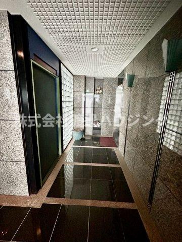 クィンシ-江坂のエントランス