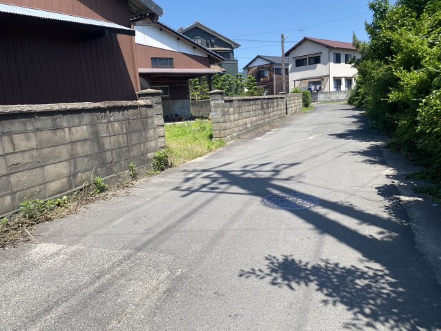 西条市国安1362-5の前面道路含む現地写真