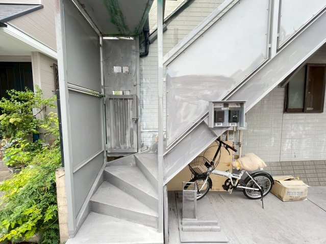 メゾンハウス　1フロア2住戸　通風良好　陽当たり良好のエントランス