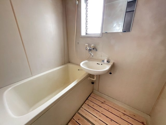 メゾンハウス　1フロア2住戸　通風良好　陽当たり良好の浴室